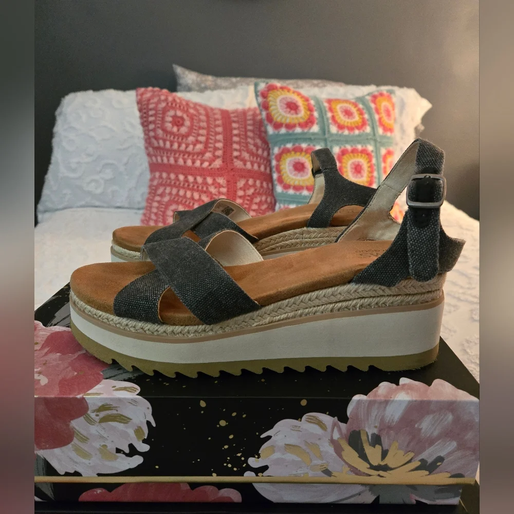 TOMS Sandals - Picture 3 of 10